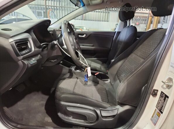 3KPA24AB2KE180002 2019 KIA RIO Белый Вид салона спереди