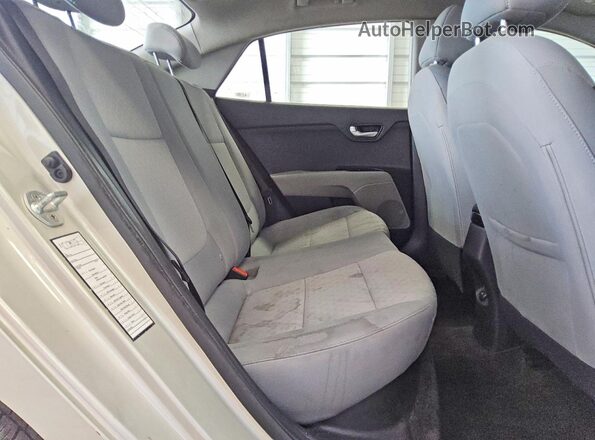 3KPA24AB3JE059042 2018 KIA RIO Beige Հետևի նստատեղերի տեսք
