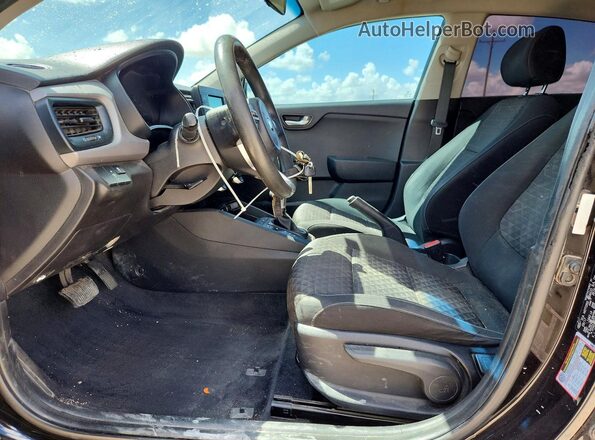 3KPA24AB7JE062896 2018 KIA RIO Black წინა სალონის ხედი