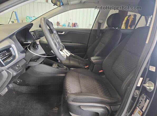 3KPA24AB8JE071817 2018 KIA RIO Black Widok wnętrza z przodu