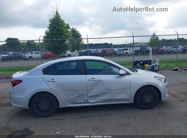 3KPA24AB9JE051088 2018 KIA RIO Серебряный Вид задней части салона