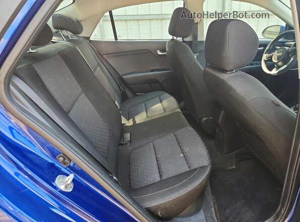 3KPA24AB9JE058767 2018 KIA RIO Blue Вид задніх сидінь