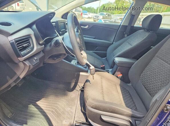 3KPA24AB9JE058767 2018 KIA RIO Blue Вид салону спереду