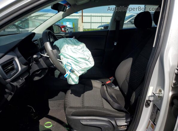 3KPA24AB9JE082017 2018 KIA RIO Silver Вид салону спереду