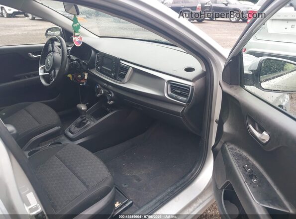 3KPA24ABXJE145447 2018 KIA RIO Silver Вид салону спереду