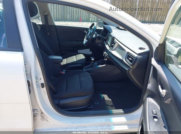 3KPA24AD0LE278352 2020 KIA RIO Белый Вид салона спереди