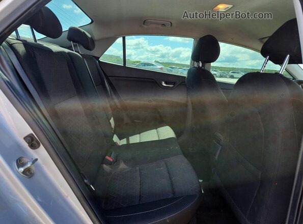 3KPA24AD0LE302861 2020 KIA RIO Silver Vista de los asientos traseros