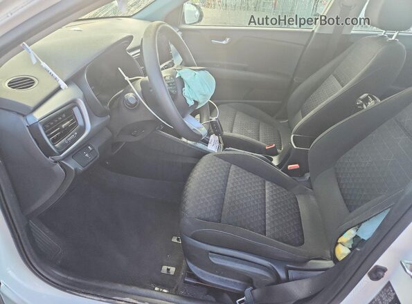 3KPA24AD0PE520370 2023 KIA RIO White Вид салону спереду