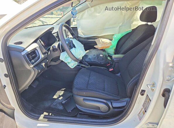 3KPA24AD1LE293037 2020 KIA RIO White Вид салону спереду