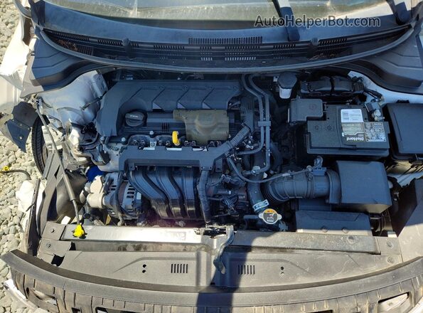 3KPA24AD1LE293037 2020 KIA RIO White Вид задньої частини салону