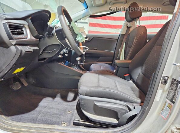 3KPA24AD1LE357335 2020 KIA RIO Silver Front interior view