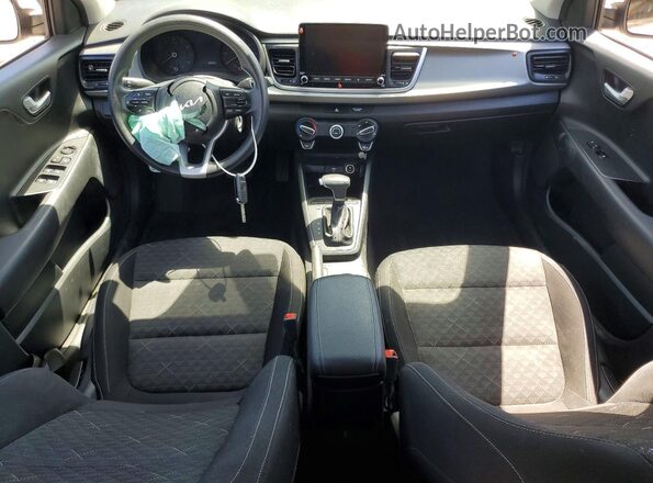 3KPA24AD1NE462850 2022 KIA RIO White Dashboard view