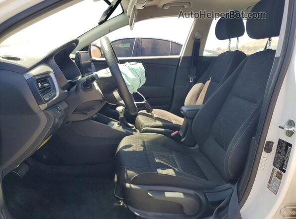 3KPA24AD1NE462850 2022 KIA RIO White Front interior view