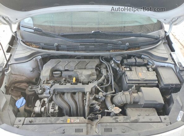 3KPA24AD1NE471273 2022 KIA RIO White Rear interior view