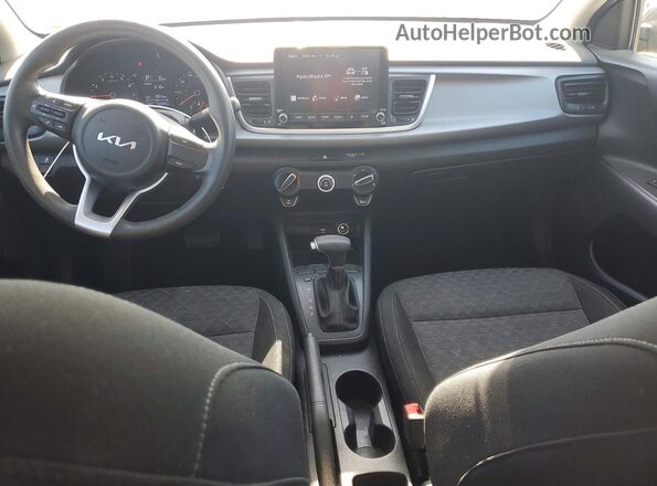 3KPA24AD1PE559470 2023 KIA RIO Черный Вид панели приборов
