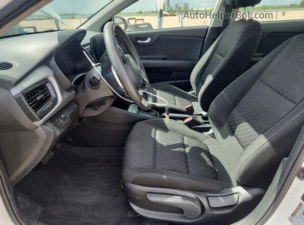 3KPA24AD1PE616007 2023 KIA RIO White Widok wnętrza z przodu