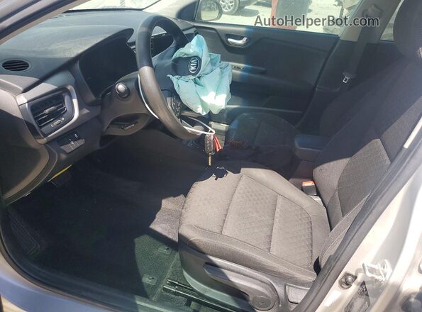 3KPA24AD2LE329642 2020 KIA RIO Silver Widok wnętrza z przodu