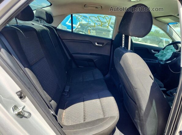 3KPA24AD2LE329642 2020 KIA RIO Silver Widok tylnych siedzeń