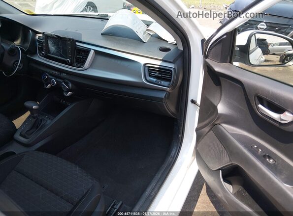 3KPA24AD2LE346067 2020 KIA RIO Белый Вид салона спереди