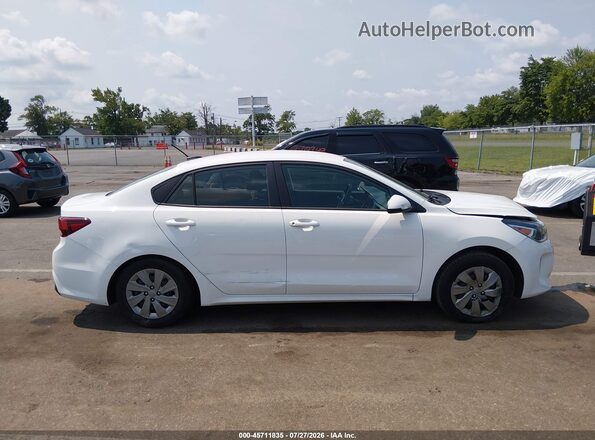 3KPA24AD2LE346067 2020 KIA RIO Белый Вид задней части салона