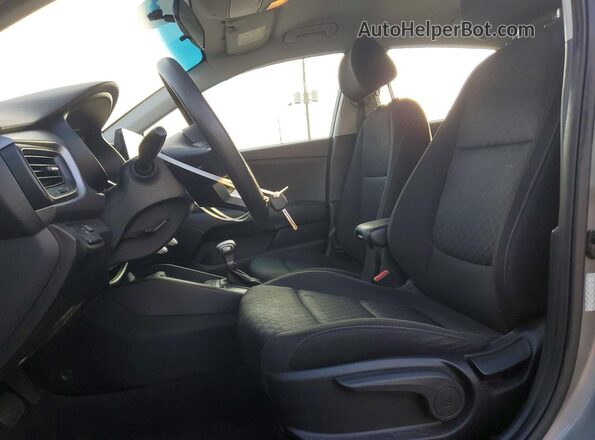 3KPA24AD2ME391379 2021 KIA RIO Gray Front interior view