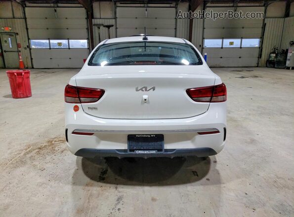 3KPA24AD2NE473985 2022 KIA RIO White Вид ззаду