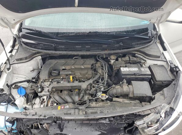 3KPA24AD3NE458203 2022 KIA RIO White Widok wnętrza z tyłu