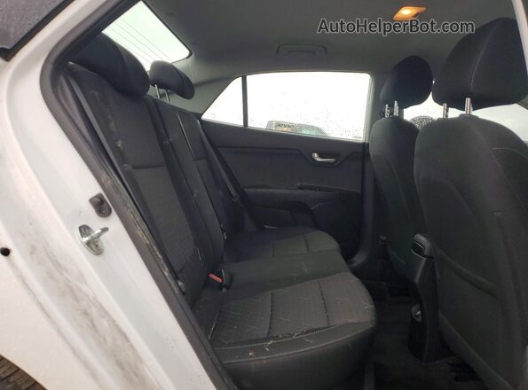 3KPA24AD3NE458203 2022 KIA RIO White Widok tylnych siedzeń