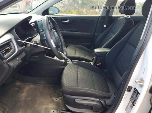 3KPA24AD4LE273557 2020 KIA RIO Белый Вид салона спереди
