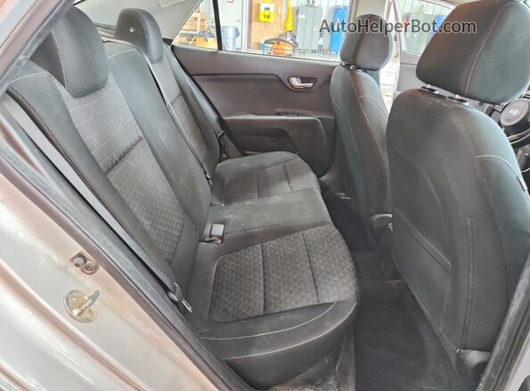3KPA24AD4LE355563 2020 KIA RIO Серебряный Вид задних сидений