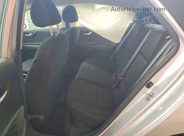 3KPA24AD5LE299066 2020 KIA RIO Silver Vista de los asientos traseros