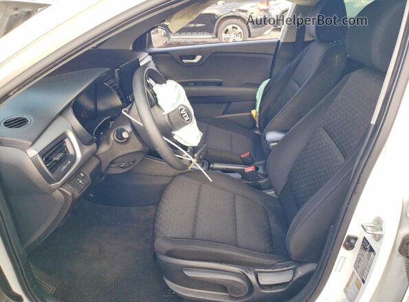 3KPA24AD5ME365312 2021 KIA RIO White Front interior view