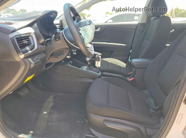 3KPA24AD7ME404708 2021 KIA RIO White წინა სალონის ხედი