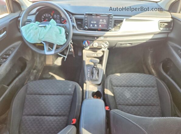 3KPA24AD8LE283248 2020 KIA RIO Red Widok deski rozdzielczej