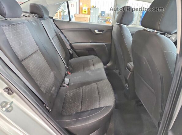 3KPA24AD8LE356392 2020 KIA RIO Silver Вид задніх сидінь