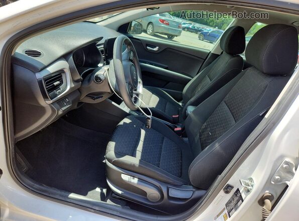 3KPA24AD8ME408847 2021 KIA RIO Белый Вид салона спереди