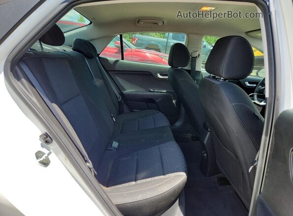3KPA24AD8ME408847 2021 KIA RIO Белый Вид задних сидений