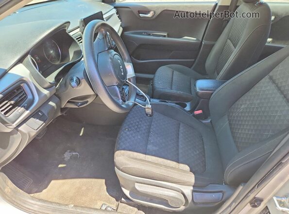 3KPA24AD8PE520410 2023 KIA RIO Silver Вид салону спереду