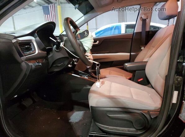 3KPA24AD9LE303314 2020 KIA RIO Black Вид салону спереду