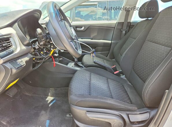 3KPA24AD9LE349483 2020 KIA RIO White Widok wnętrza z przodu
