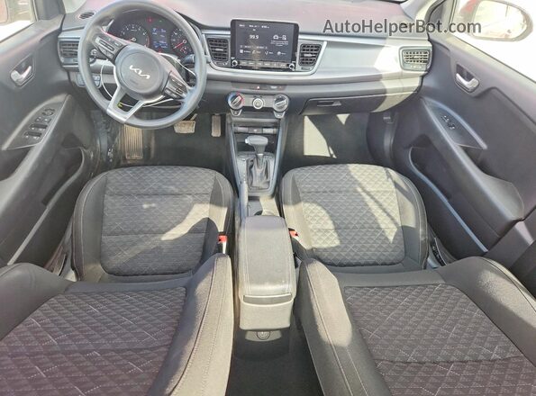 3KPA24AD9PE603943 2023 KIA RIO Red Vista del salpicadero
