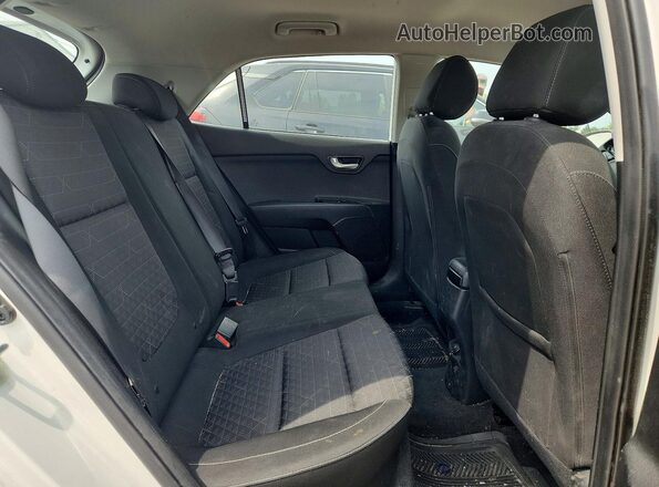 3KPA25AB7JE041956 2018 KIA RIO White Հետևի նստատեղերի տեսք