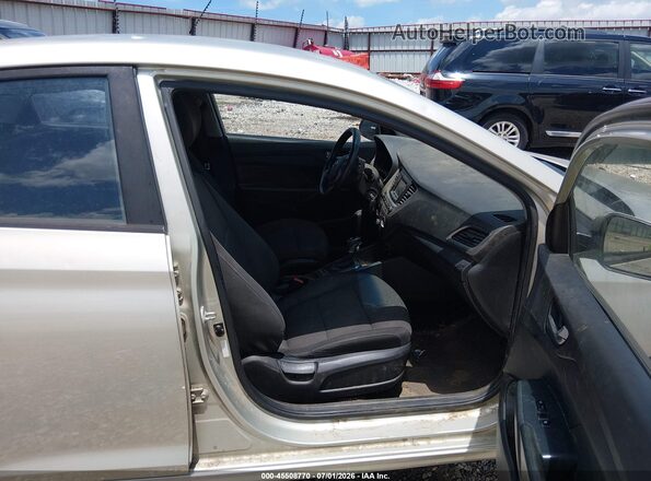 3KPC24A32JE021075 2018 HYUNDAI ACCENT Silver Սալոնի դիմացի տեսք
