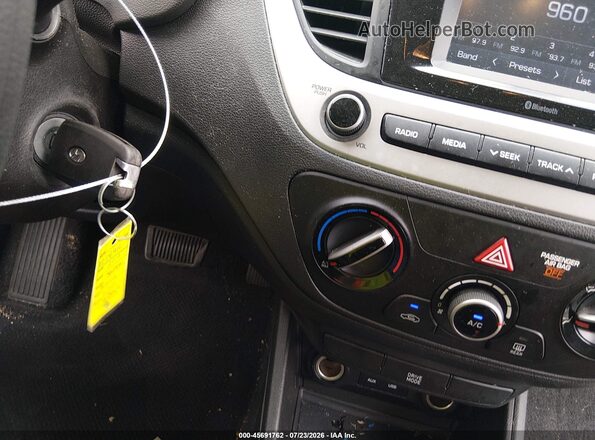 3KPC24A34KE067864 2019 HYUNDAI ACCENT Silver Widok deski rozdzielczej
