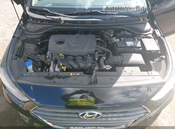 3KPC24A36JE013058 2018 HYUNDAI ACCENT Black Widok z tyłu