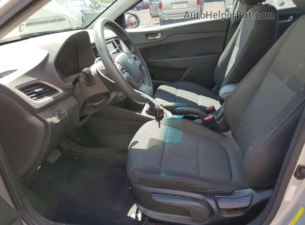 3KPC24A36KE073553 2019 HYUNDAI ACCENT Серебряный Вид салона спереди