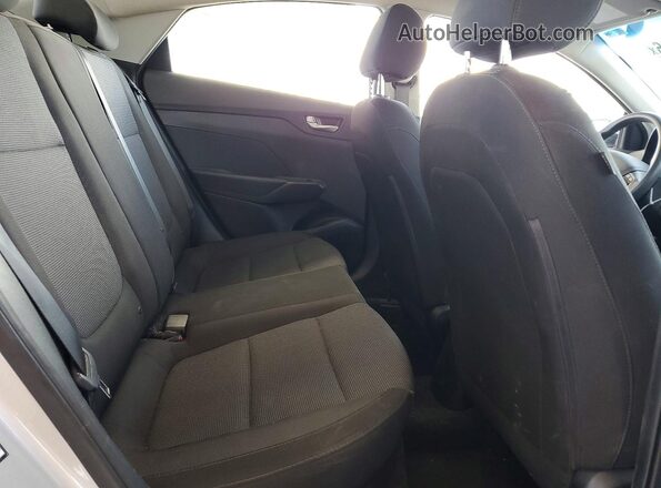 3KPC24A38JE008413 2018 HYUNDAI ACCENT Silver უკანა სავარძლების ხედი