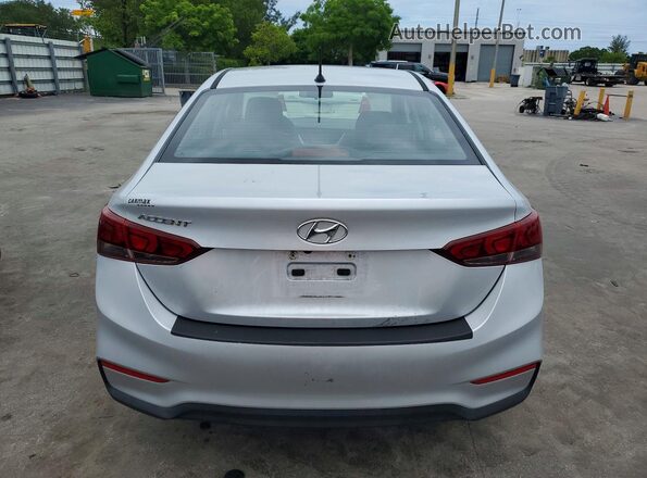 3KPC24A38JE008685 2018 HYUNDAI ACCENT Silver Widok z tyłu