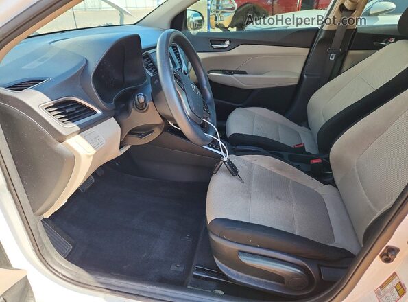 3KPC24A3XKE058196 2019 HYUNDAI ACCENT White Front interior view