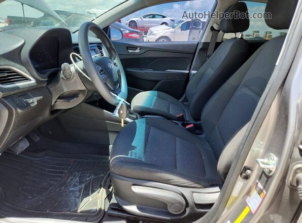 3KPC24A62NE186236 2022 HYUNDAI ACCENT Серебряный Вид салона спереди